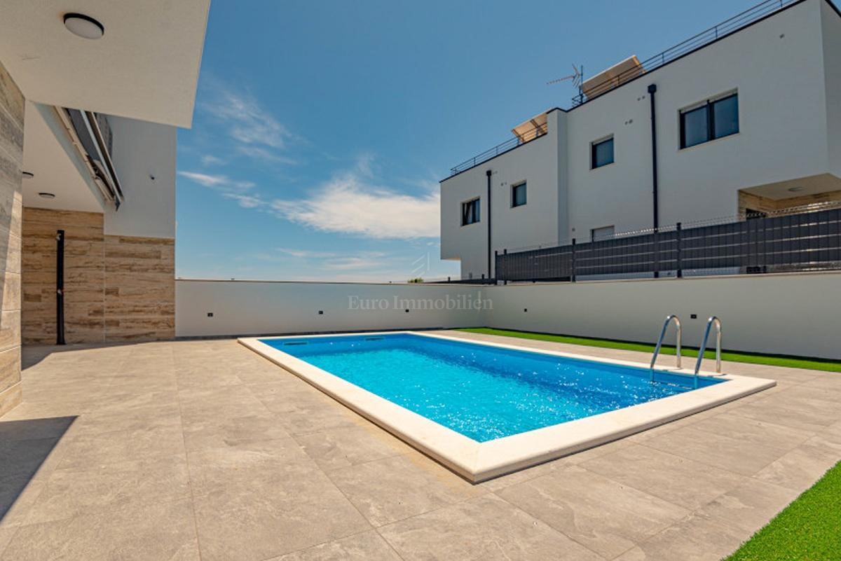 Luksuzna villa Sidro s bazenom, novogradnja Vodice