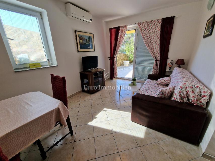 Klimno, apartma v pritličju na mirni lokaciji