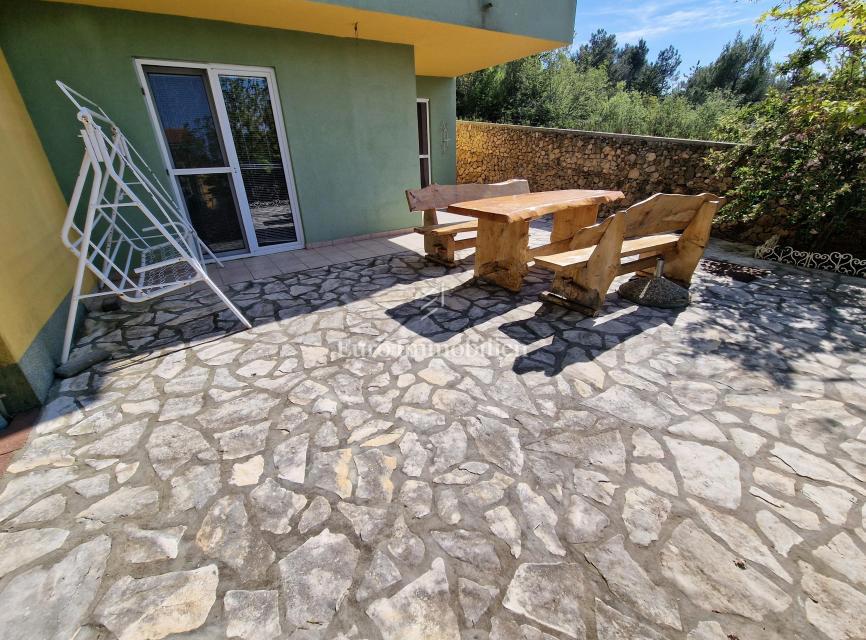 Klimno, apartma v pritličju na mirni lokaciji