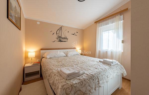 Apartmajska hiša v drugi vrsti do morja - Vir