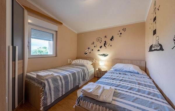 Apartmajska hiša v drugi vrsti do morja - Vir
