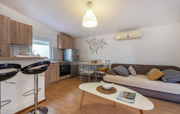 Apartmajska hiša v drugi vrsti do morja - Vir