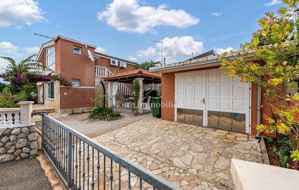 Apartmajska hiša v drugi vrsti do morja - Vir