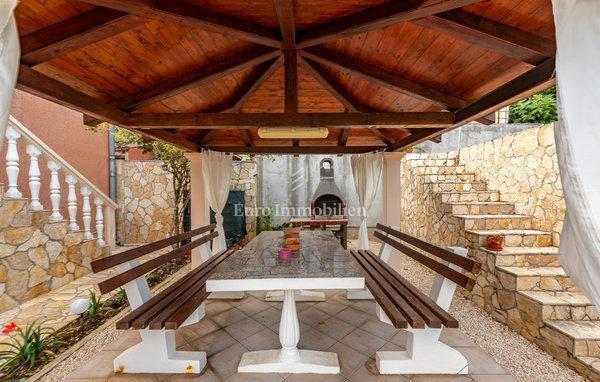 Apartmajska hiša v drugi vrsti do morja - Vir