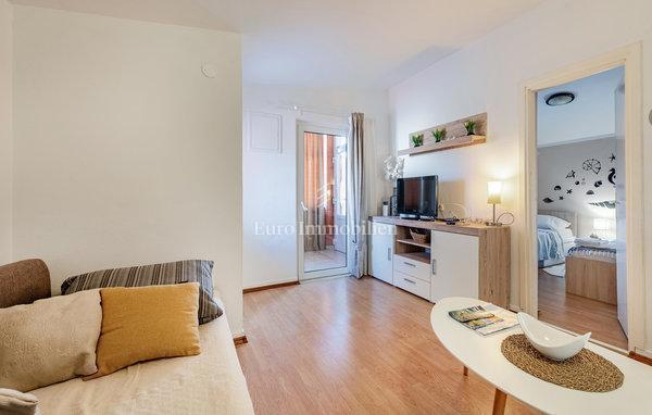 Apartmajska hiša v drugi vrsti do morja - Vir