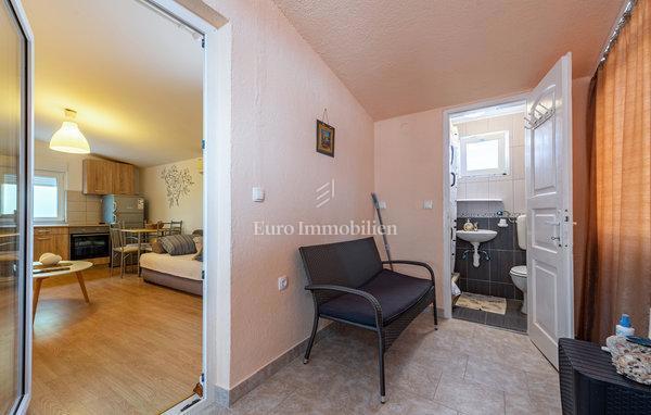 Apartmajska hiša v drugi vrsti do morja - Vir