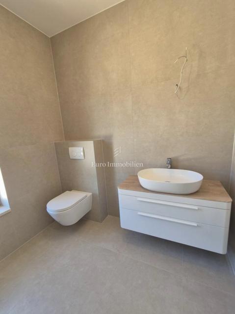 Družinska vila z bazenom, novogradnja Betina