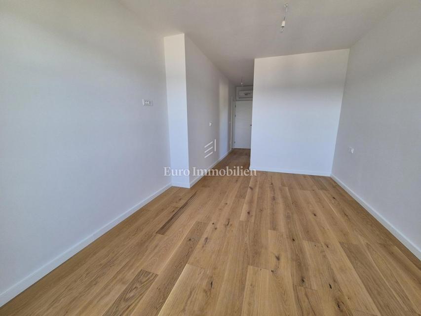 Družinska vila z bazenom, novogradnja Betina