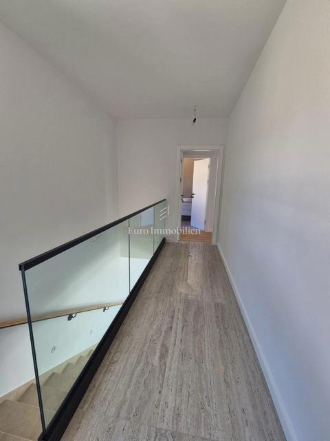 Družinska vila z bazenom, novogradnja Betina