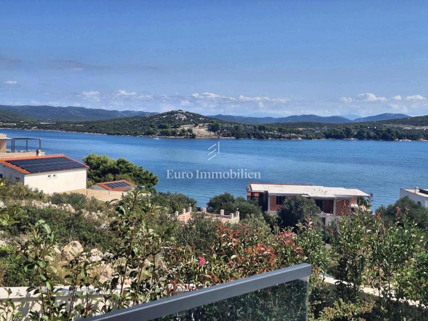 Družinska vila z bazenom, novogradnja Betina