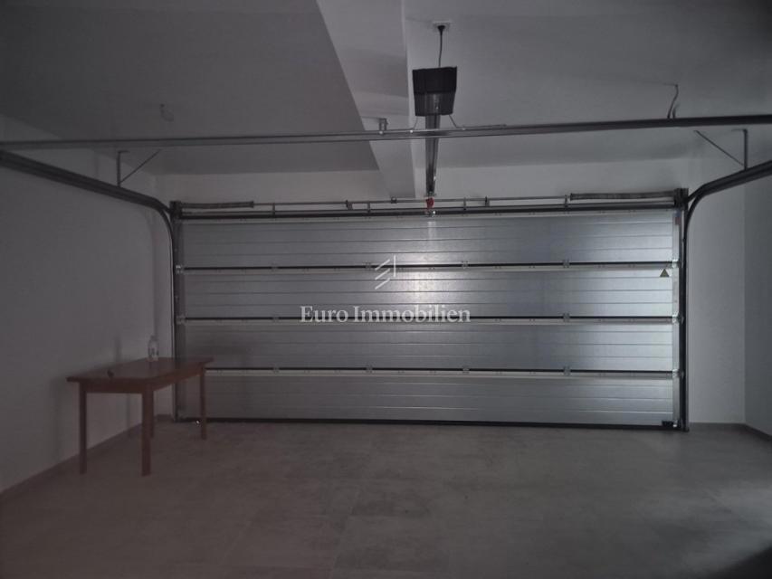 Družinska vila z bazenom, novogradnja Betina