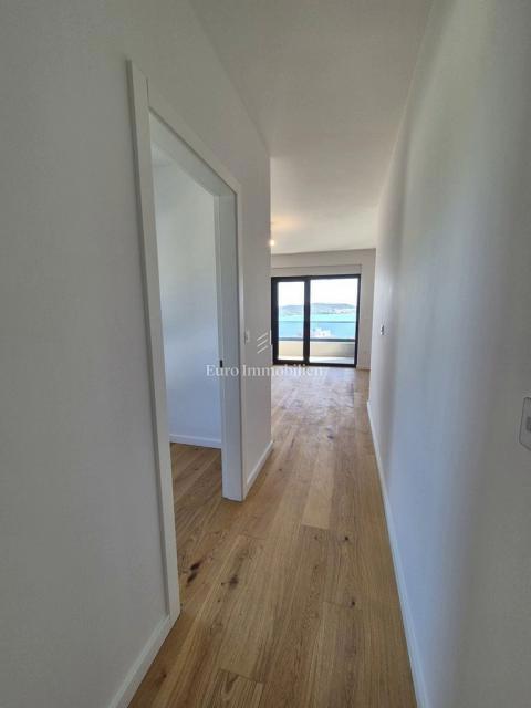 Družinska vila z bazenom, novogradnja Betina