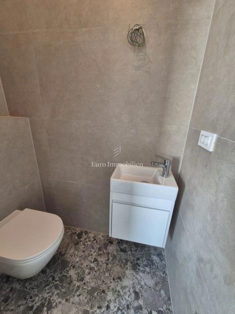 Družinska vila z bazenom, novogradnja Betina