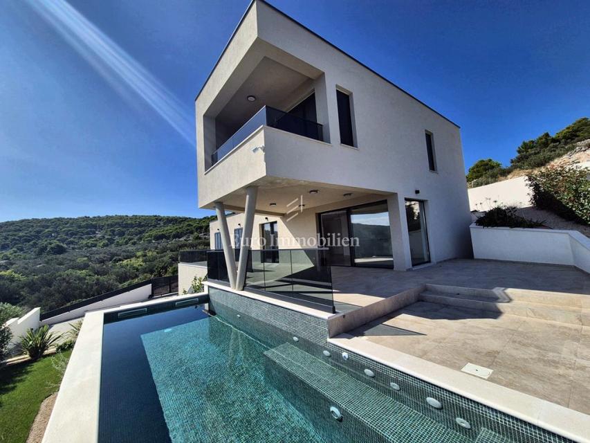 Družinska vila z bazenom, novogradnja Betina