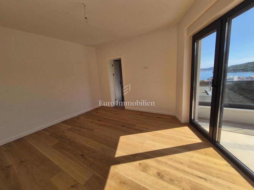 Družinska vila z bazenom, novogradnja Betina