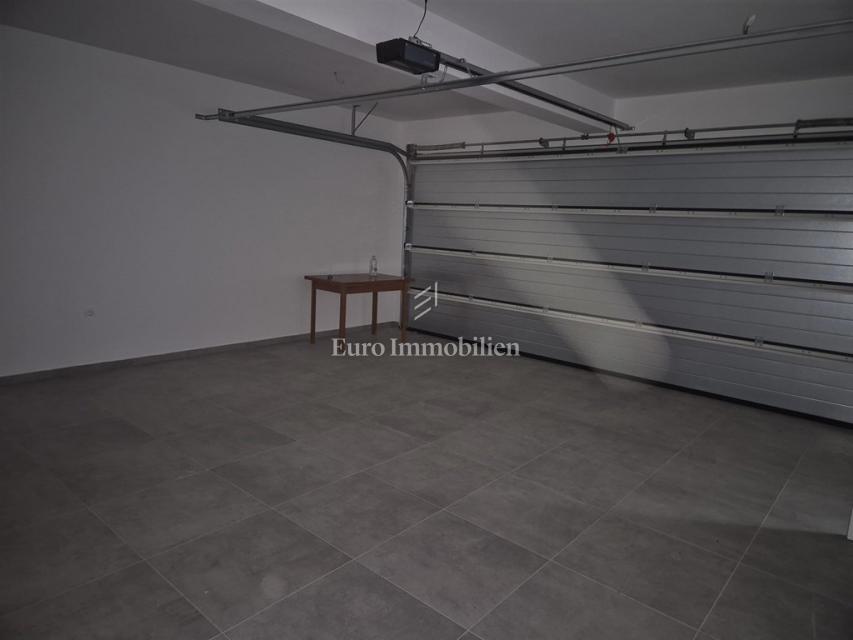 Družinska vila z bazenom, novogradnja Betina