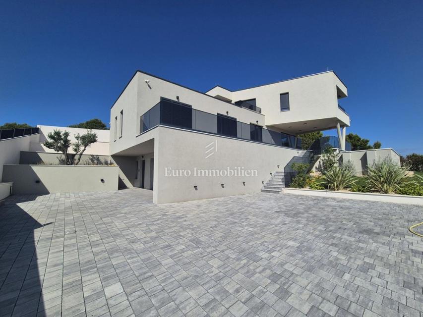 Družinska vila z bazenom, novogradnja Betina