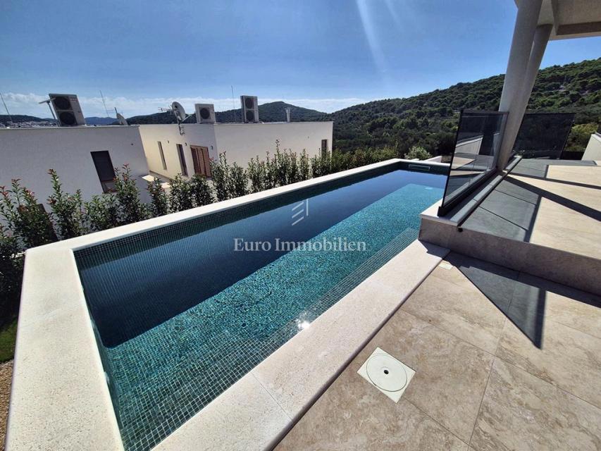 Družinska vila z bazenom, novogradnja Betina