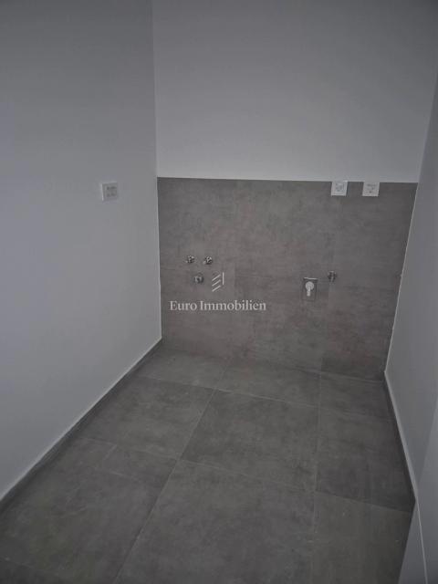 Družinska vila z bazenom, novogradnja Betina