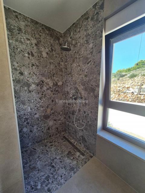 Družinska vila z bazenom, novogradnja Betina