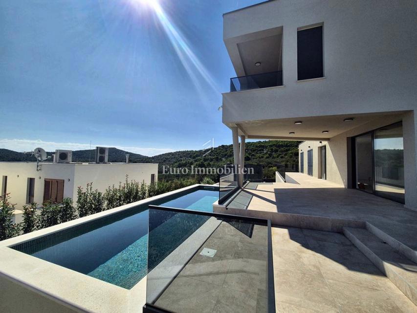 Družinska vila z bazenom, novogradnja Betina