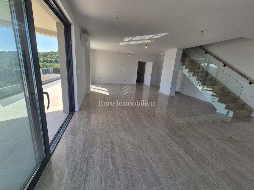 Družinska vila z bazenom, novogradnja Betina