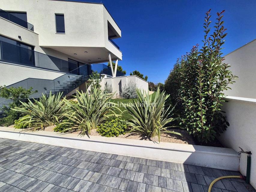 Družinska vila z bazenom, novogradnja Betina