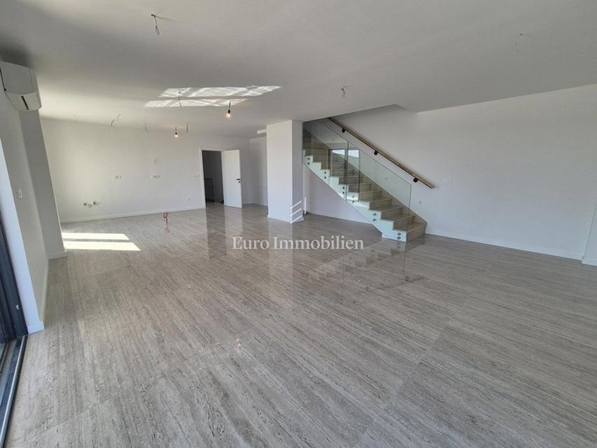 Družinska vila z bazenom, novogradnja Betina