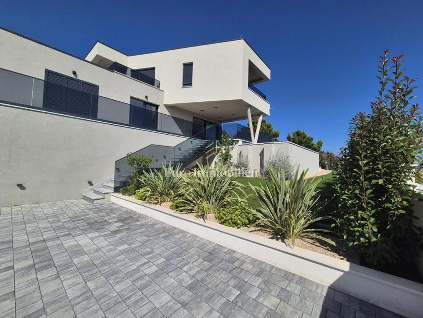 Družinska vila z bazenom, novogradnja Betina