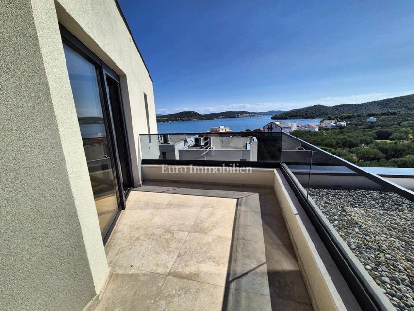 Družinska vila z bazenom, novogradnja Betina