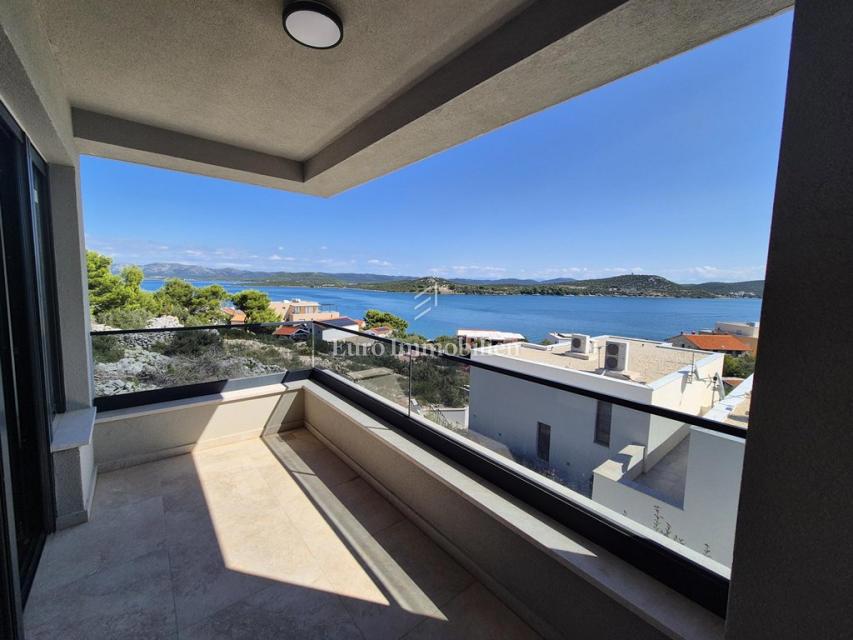 Družinska vila z bazenom, novogradnja Betina