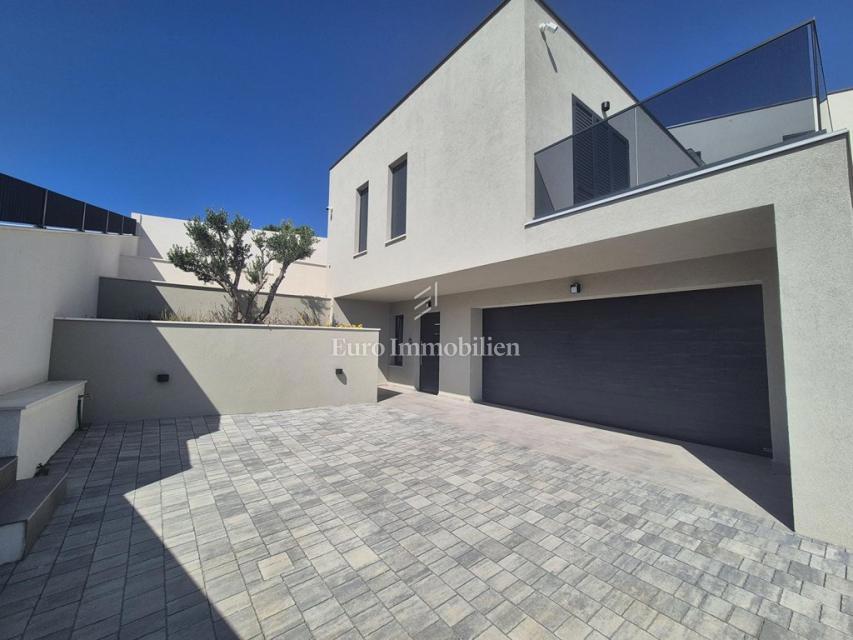 Družinska vila z bazenom, novogradnja Betina