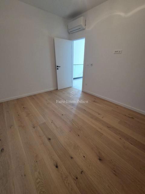 Družinska vila z bazenom, novogradnja Betina