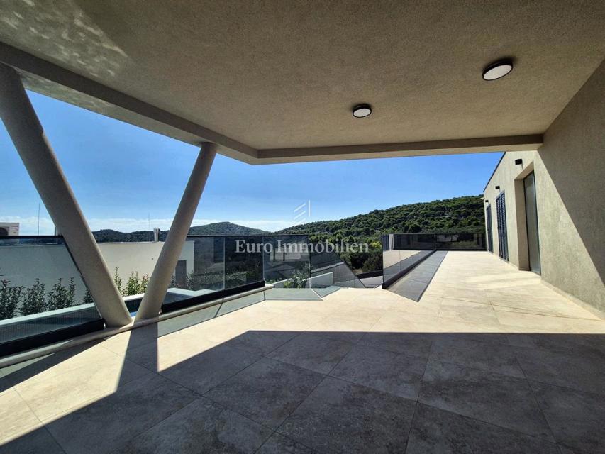 Družinska vila z bazenom, novogradnja Betina