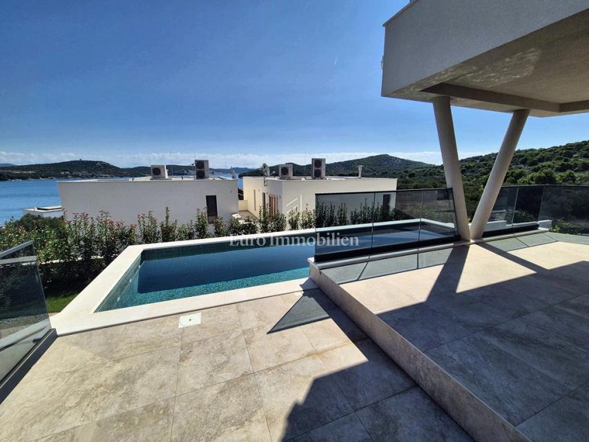 Družinska vila z bazenom, novogradnja Betina