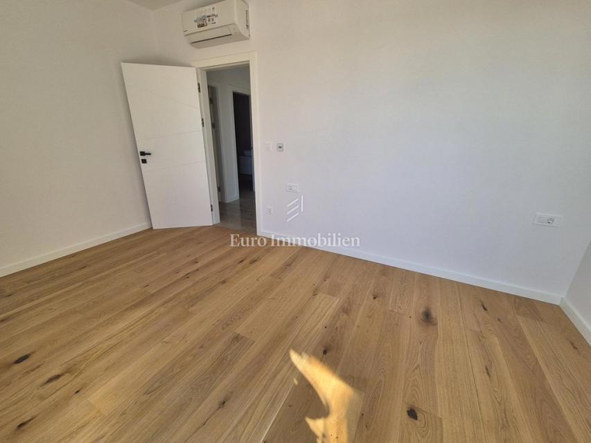 Družinska vila z bazenom, novogradnja Betina