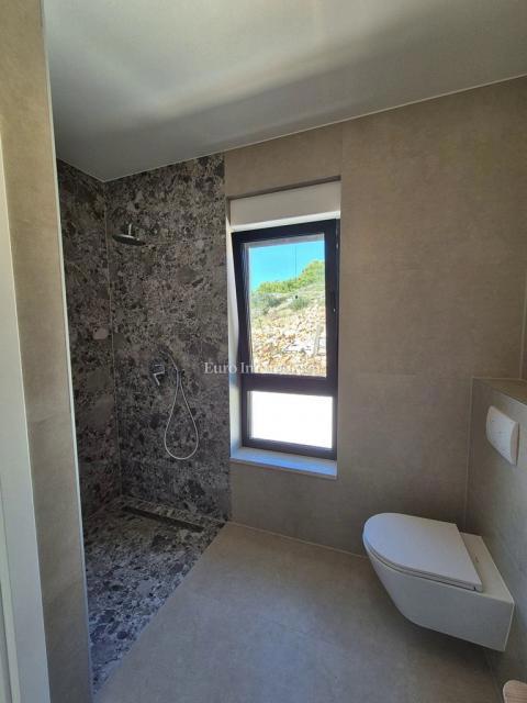 Družinska vila z bazenom, novogradnja Betina