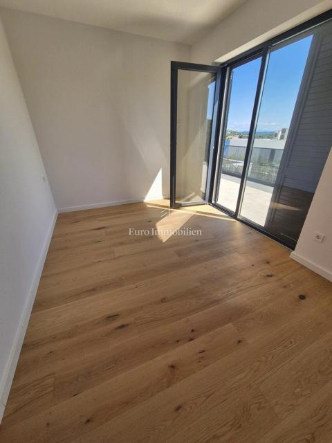 Družinska vila z bazenom, novogradnja Betina