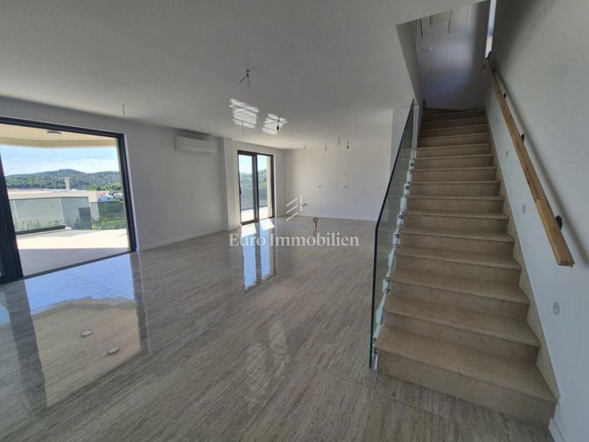 Družinska vila z bazenom, novogradnja Betina