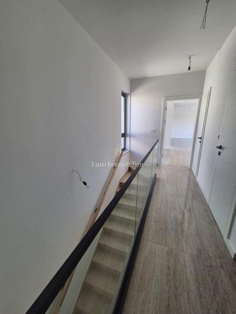 Družinska vila z bazenom, novogradnja Betina