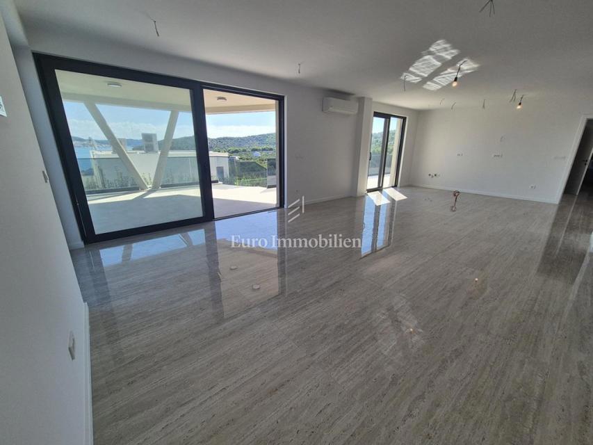 Družinska vila z bazenom, novogradnja Betina