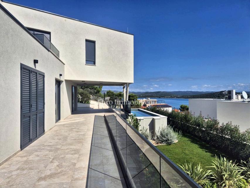 Družinska vila z bazenom, novogradnja Betina