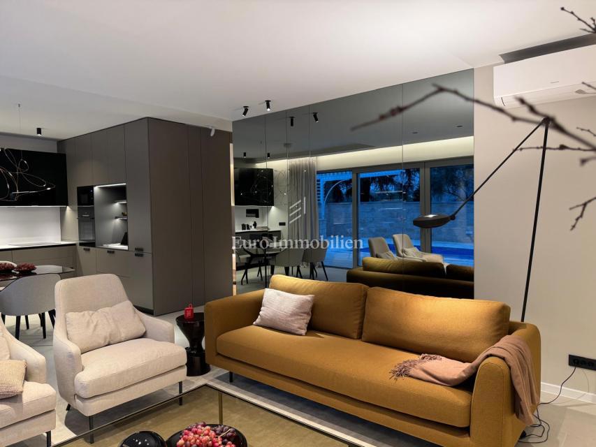 Moderni apartma z bazenom, novogradnja, mesto Krk