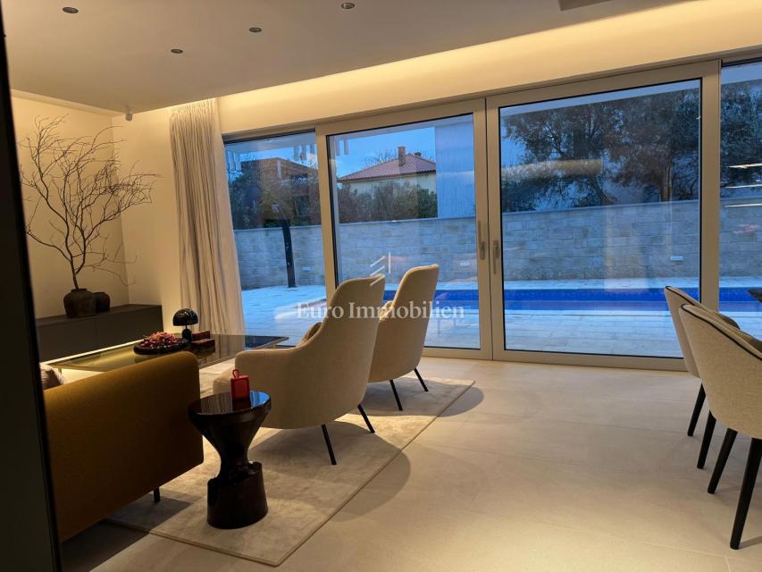 Moderni apartma z bazenom, novogradnja, mesto Krk