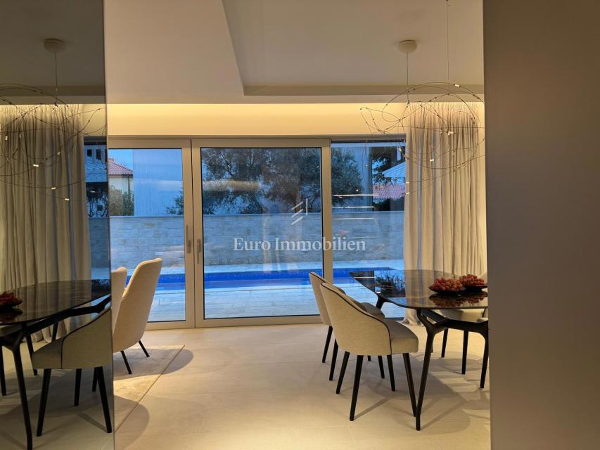 Moderni apartma z bazenom, novogradnja, mesto Krk