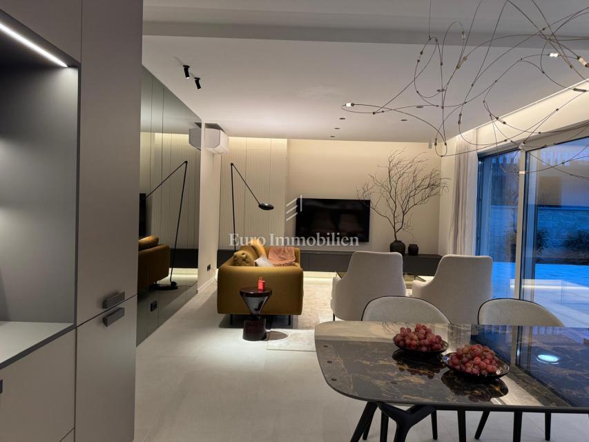Moderni apartma z bazenom, novogradnja, mesto Krk