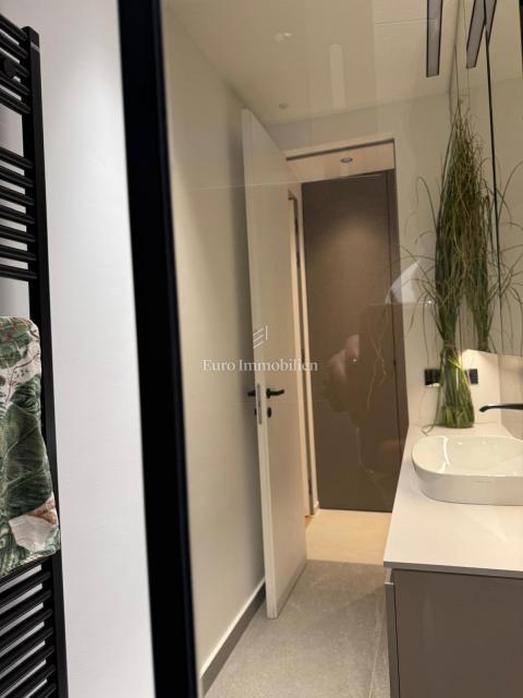 Moderni apartma z bazenom, novogradnja, mesto Krk