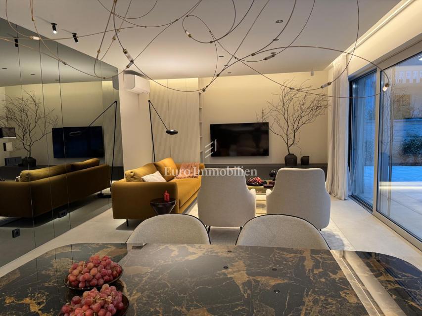 Moderni apartma z bazenom, novogradnja, mesto Krk