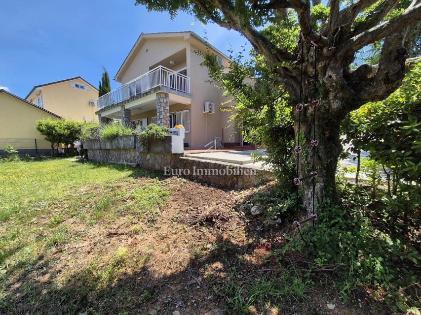 Malinska - hiša s tremi apartmaji