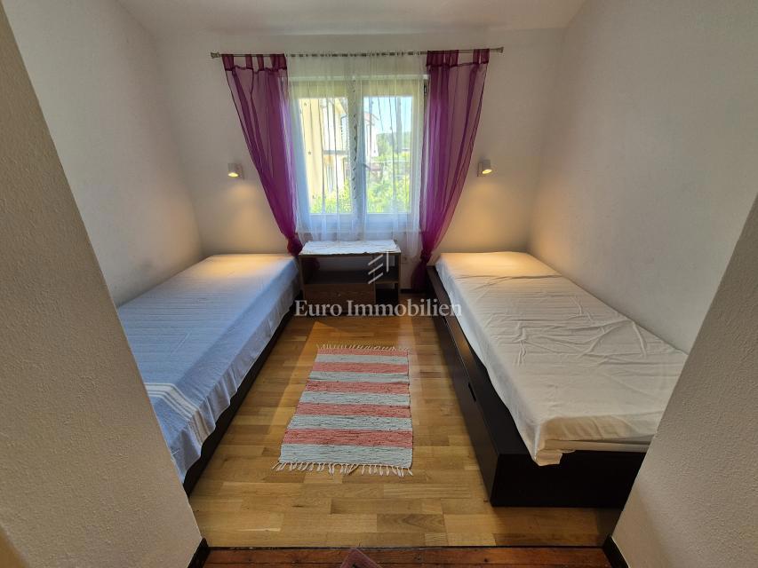 Malinska - hiša s tremi apartmaji